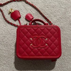 Authentic CHANEL Pre-Owned
medium Filigree vanity bag